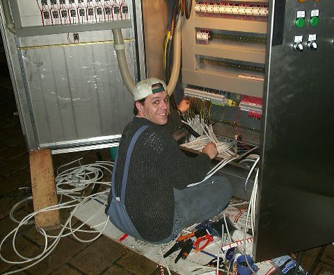 Hier is Gertjan in Slowakije bezig met het aansluiten van de bekabeling op de schakelkast van een chipslijn.